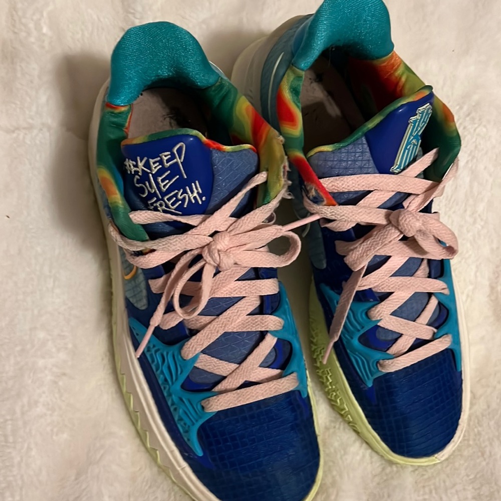 Basketball shoes